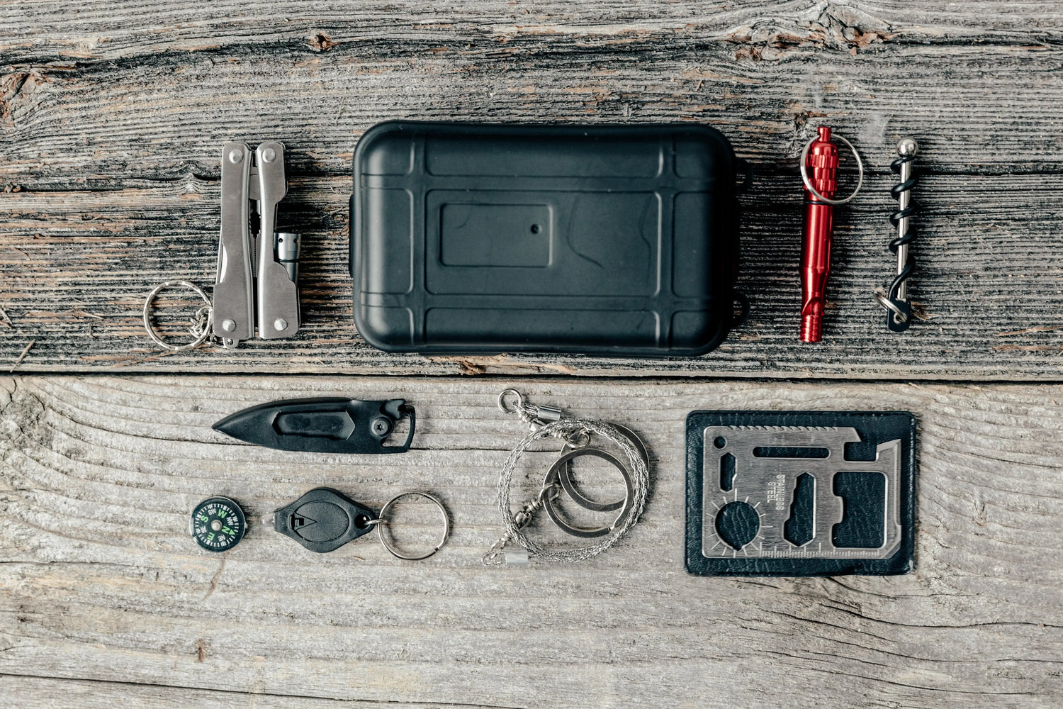 Comment-constituer-un-kit-de-survie-efficace-le-guide-essentiel Survie Shop