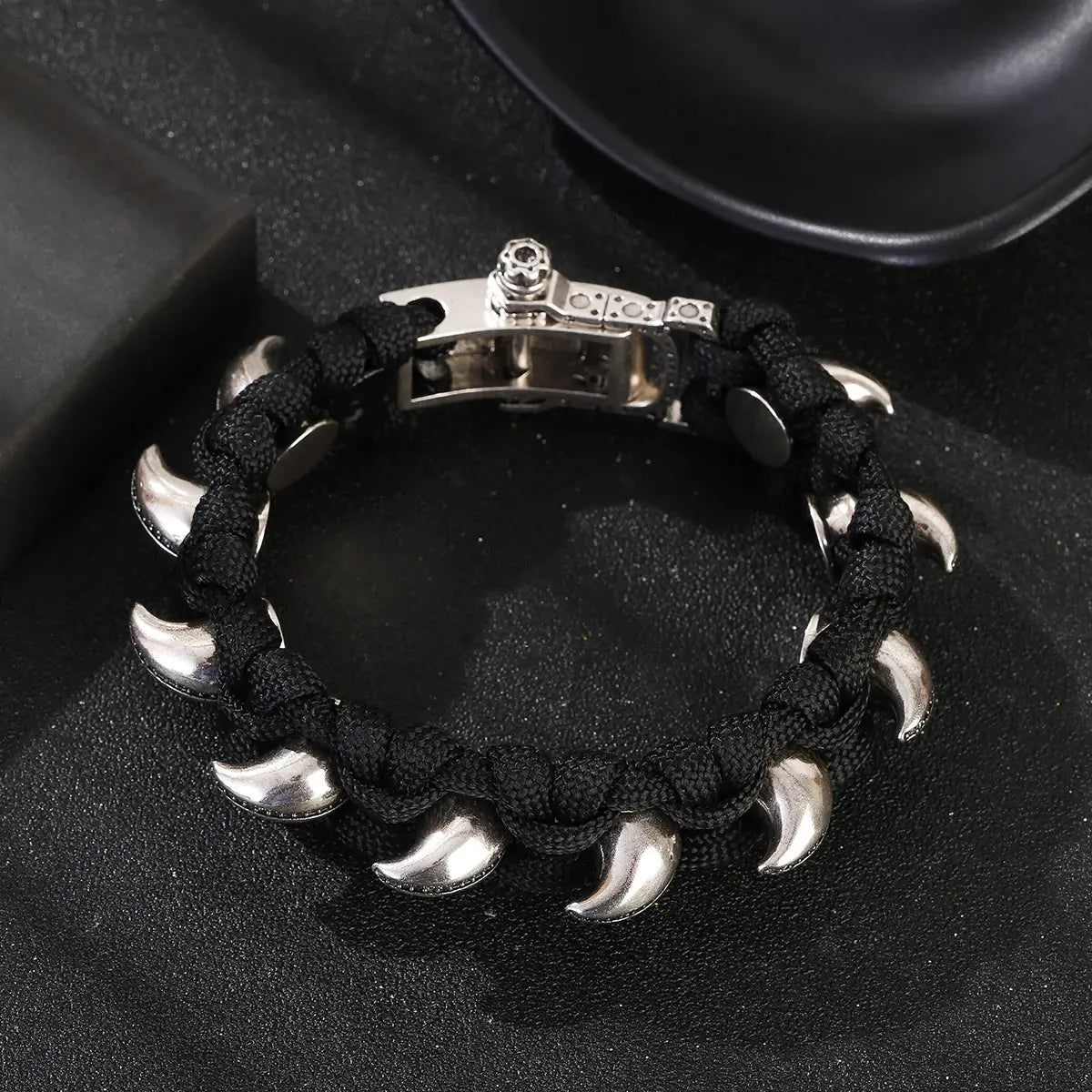 Bracelet Paracorde tressé avec griffe de dragon en zircon