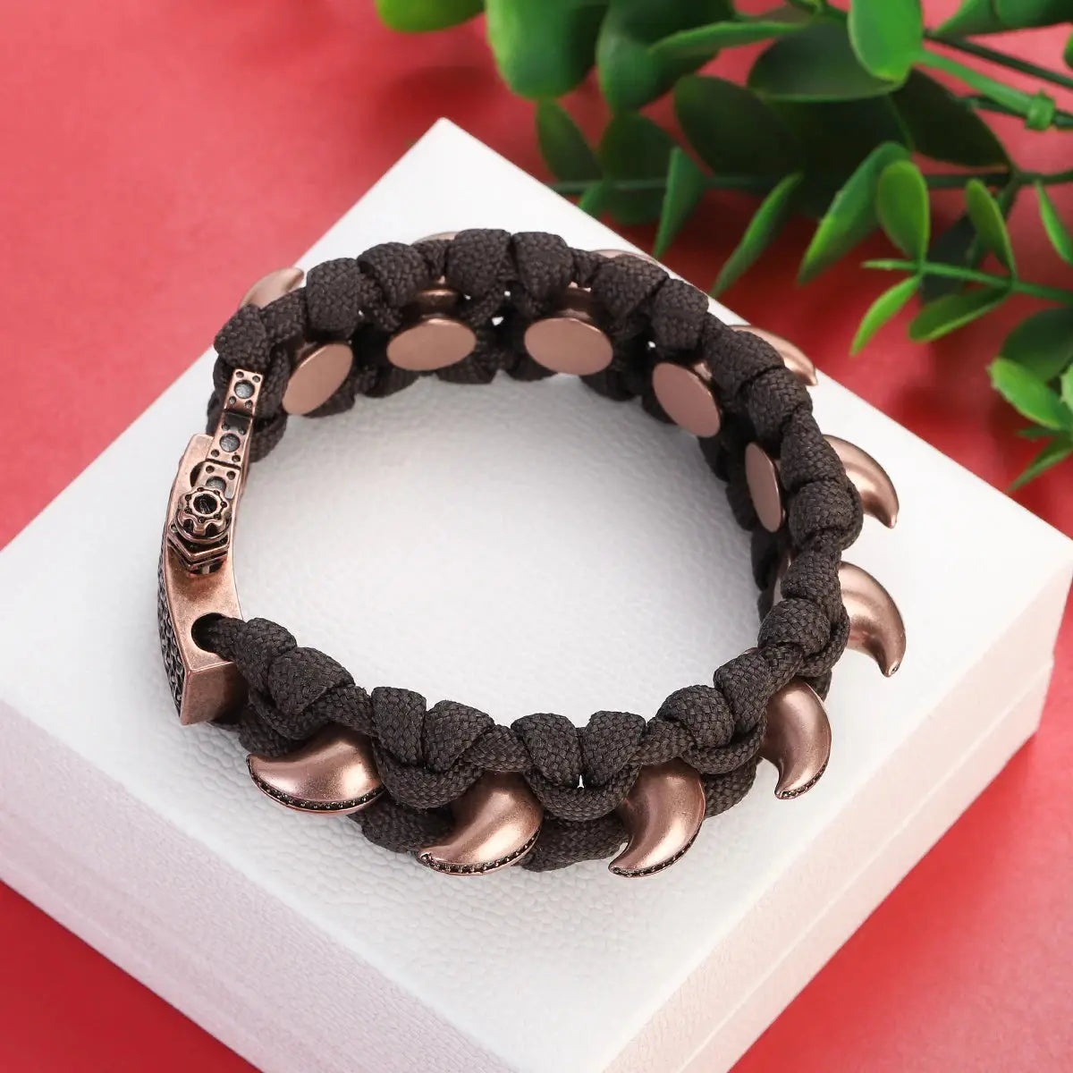 Bracelet Paracorde tressé avec griffe de dragon en zircon