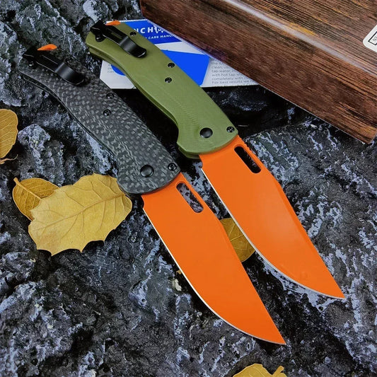 Couteau pliant Honey Badger, lame orange et manche en carbone noir ou metal vert au choix